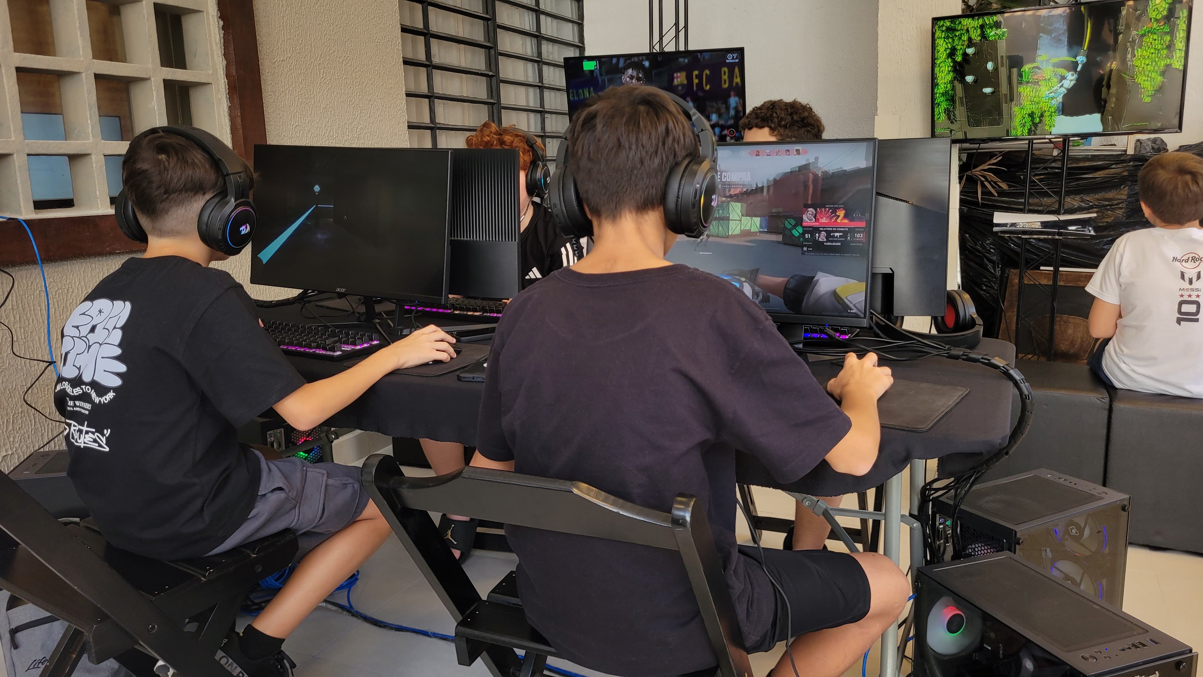 Convidados jogando em PCs e consoles durante evento
