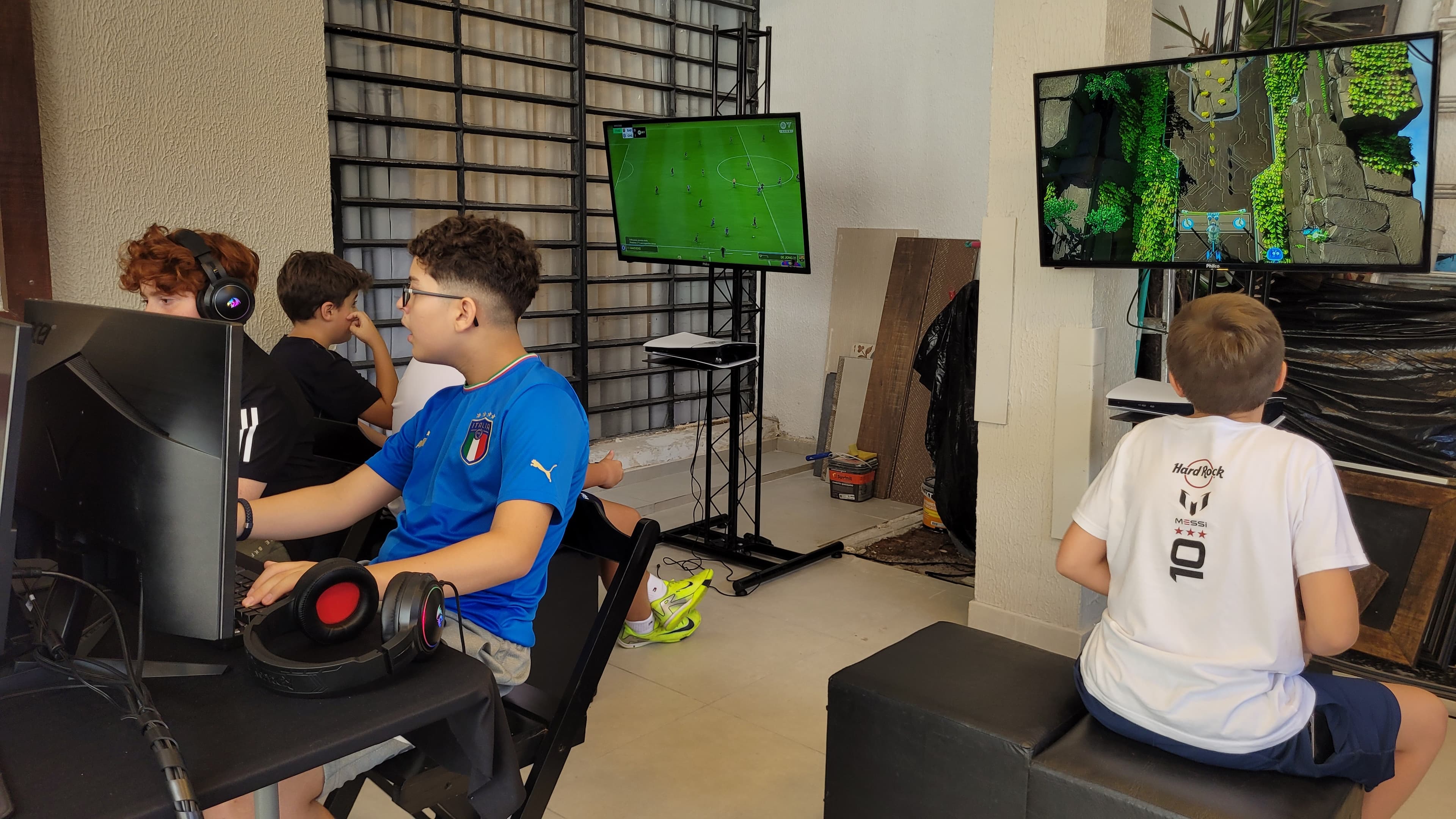 Setup com PCs e TVs para jogos em evento
