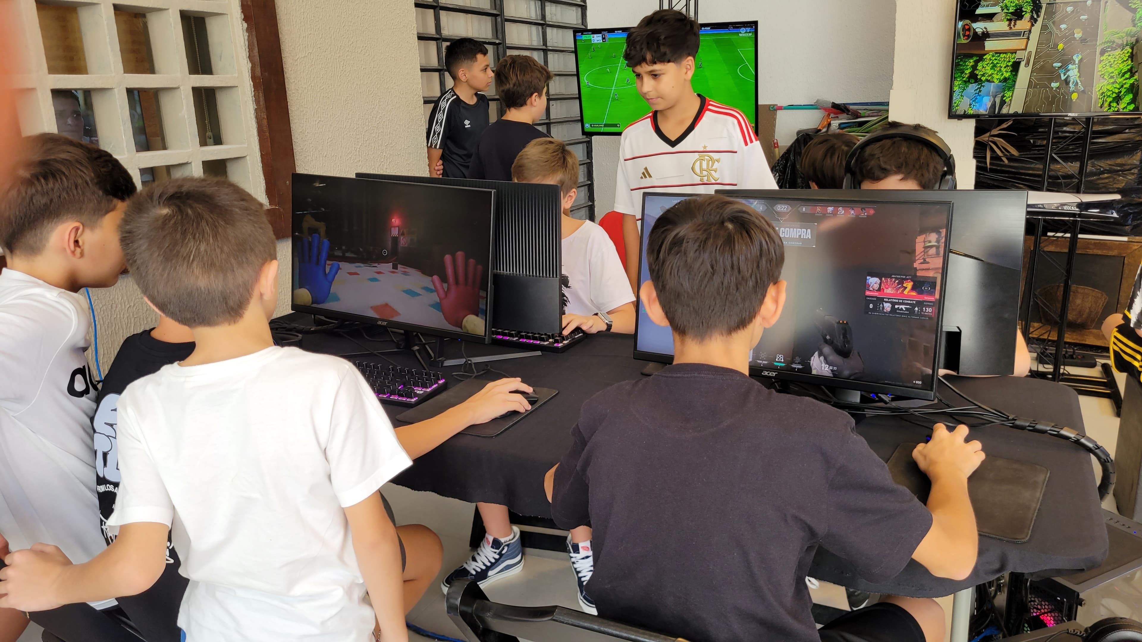Estrutura gamer com PCs e participantes durante evento