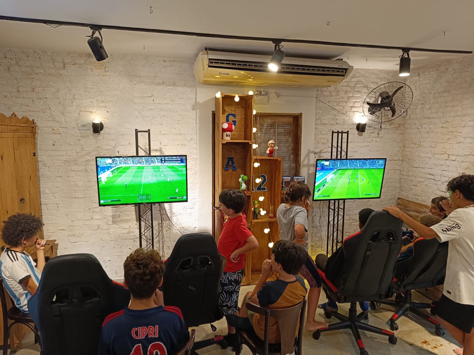 Evento com estações de jogo e TVs para convidados