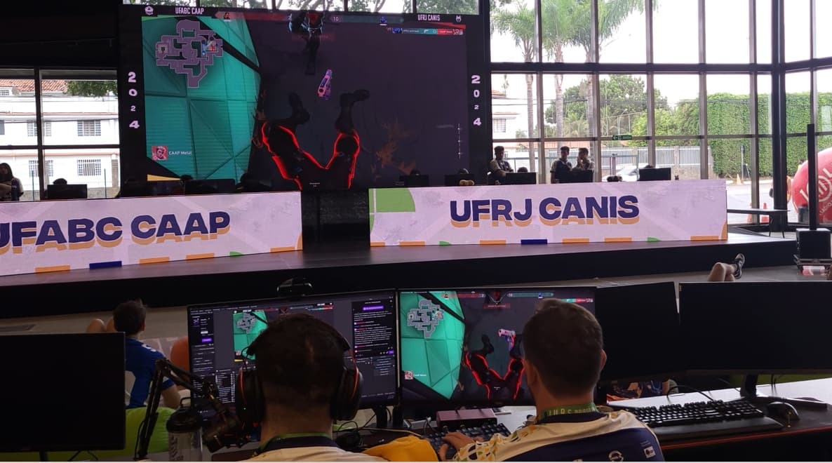 Telão e estações de PC em evento de e-sports